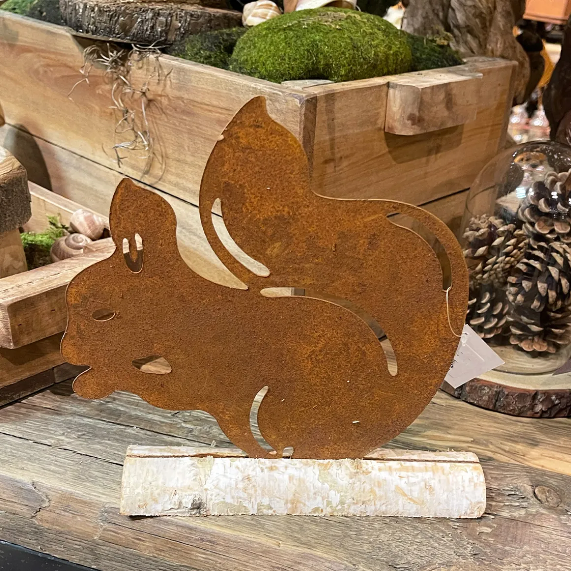 Deko Eichhörnchen auf Baumstamm, Rost Eichhörnchen auf Birkenholz, 20cm