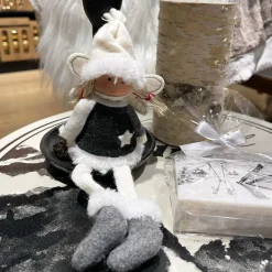 Deko Engel mit Strickkleid, Winterpüppchen gestrickt, Schlackerbeine, grau-weiß, 18cm, Kantenhocker