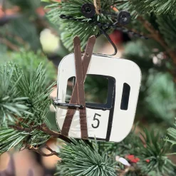 Deko Gondel weiß mit schwarzen Ski, Seilbahn, Skigondel aus Metall, 7x5x11cm, Hänger