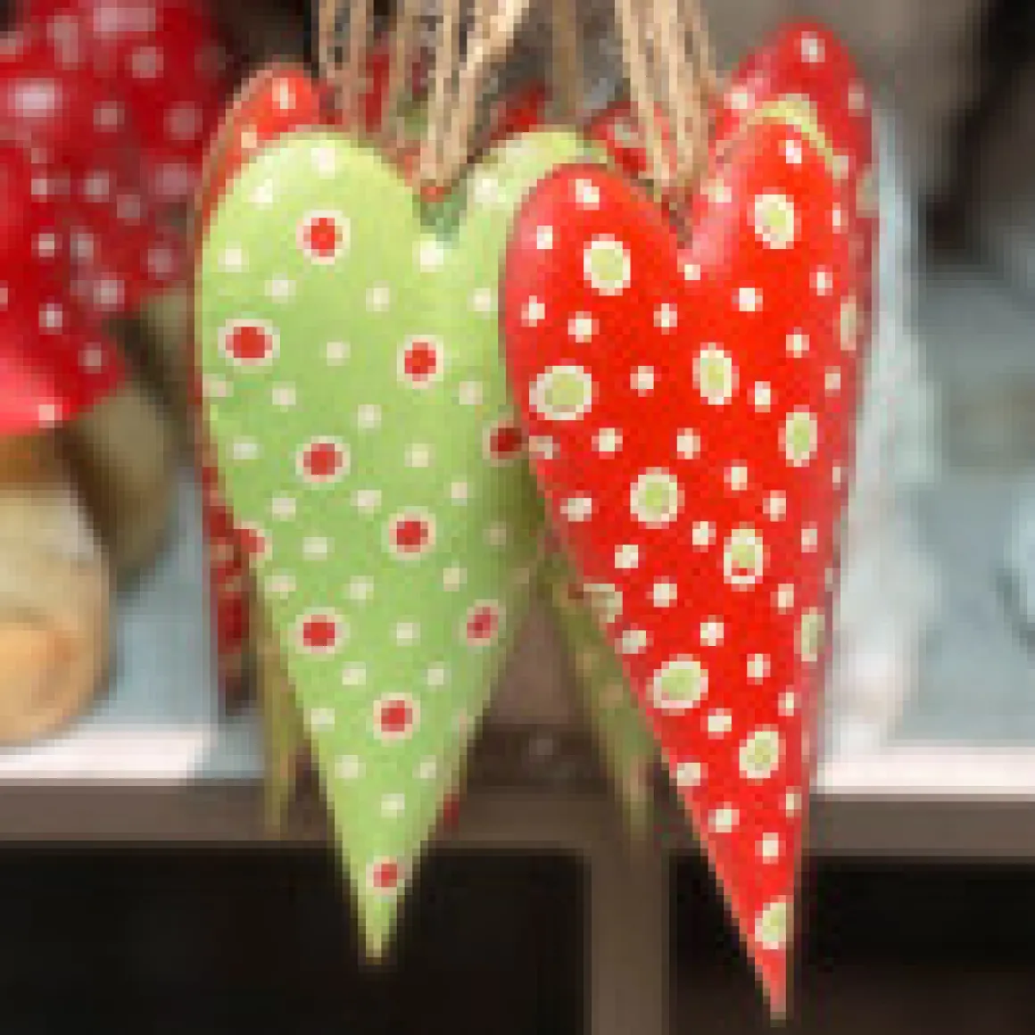 Deko Herz, Metallherz mit Punkte, rot und grün, 19cm, Hänger, Set/2