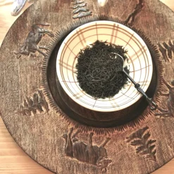 Deko Holzteller Landhaus Rustikal, Holzteller mit Kühe und Tannenbäume, Ø34cm, Les Sculpteurs du lac