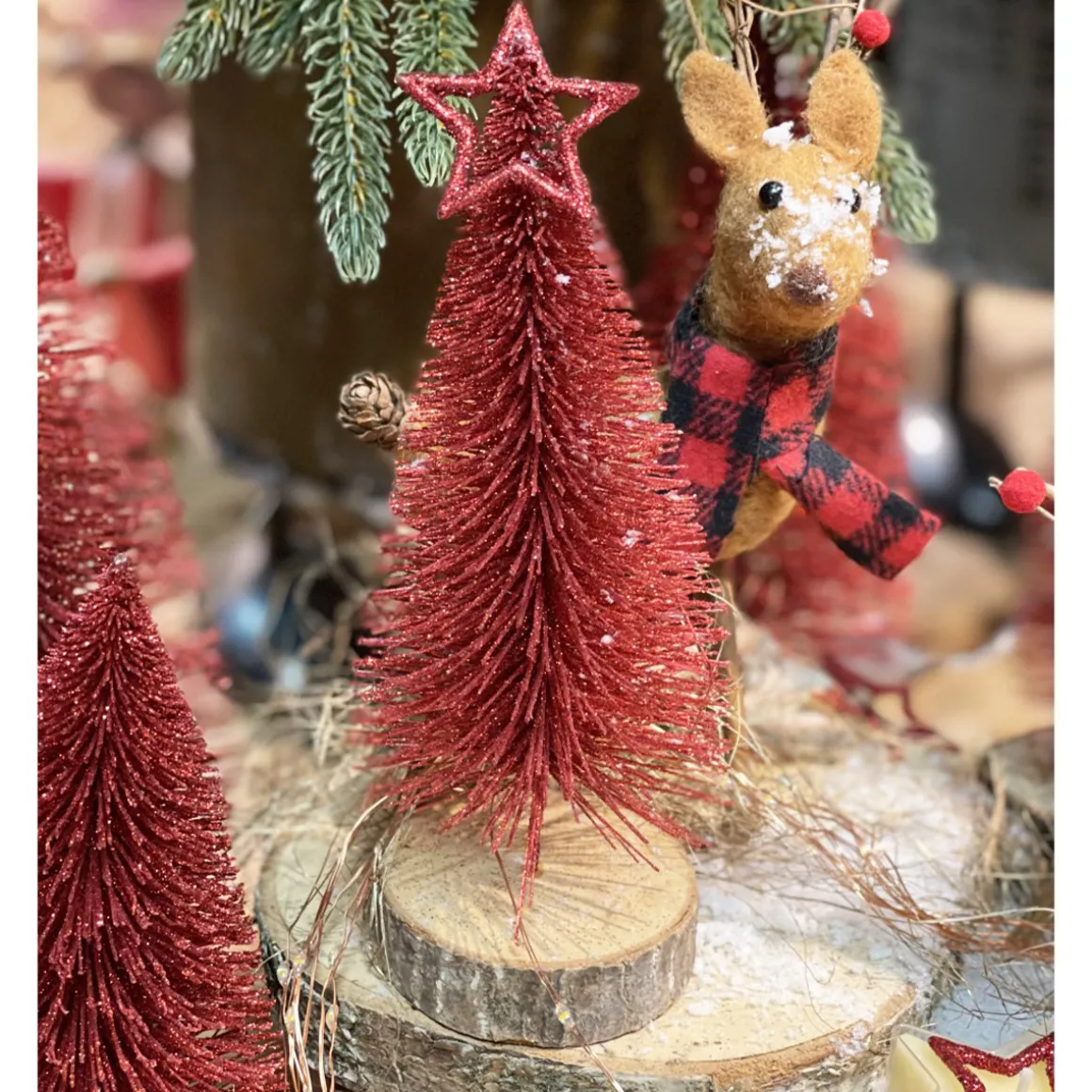 Deko Tannenbaum, roter Tannenbaum mit Glimmer, auf Holzsockel, 19cm