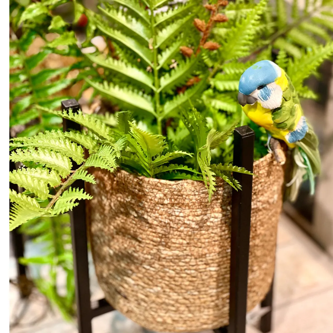 Deko Vogel bunt, Wellensittich auf Holzstange, blau-gelb-grün, 28cm