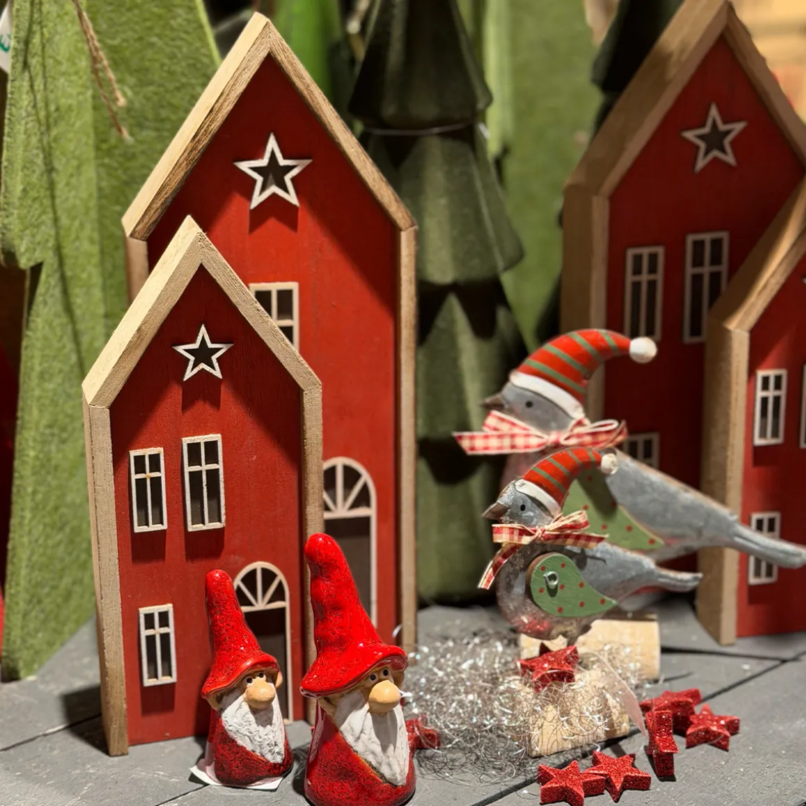 Deko Vogel mit Mütze und Schleife, Wintervogel aus Metall, 17cm