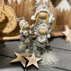 Deko Winterkind Junge mit Tannenbaum, Winterjunge mit Mütze und Weste, 10cm