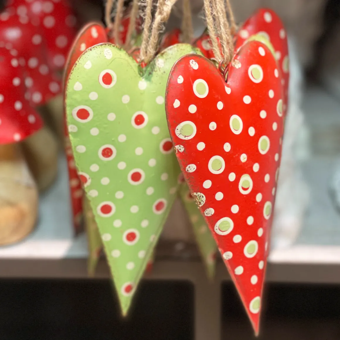 Deko Herz, Metallherz mit Punkte, rot und grün, 14cm, Hänger, Set/2