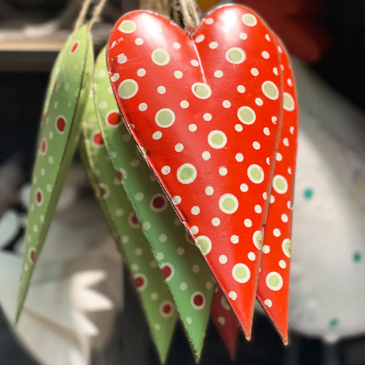 Deko Herz, Metallherz mit Punkte, rot und grün, 14cm, Hänger, Set/2