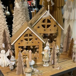 Deko Holzhaus Winter, massives Holzhaus mit Winter-Ausschnitt, Relief-Arbeit, weiß lackierte Dachkante, 35cm