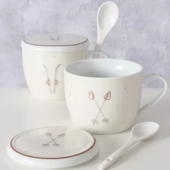 Jumbobecher Mountains Skistöcke, Henkelbecher mit Löffel und Deckel, 600ml, Boltze Home Collections