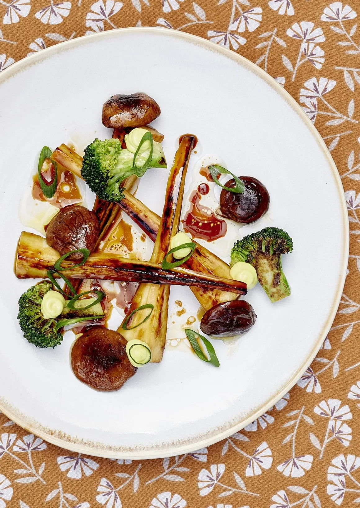 Keramik Kuchenteller, Tabo, handgefertigt, weiß, Rand braun, Ø20,5cm, Mica Decorations