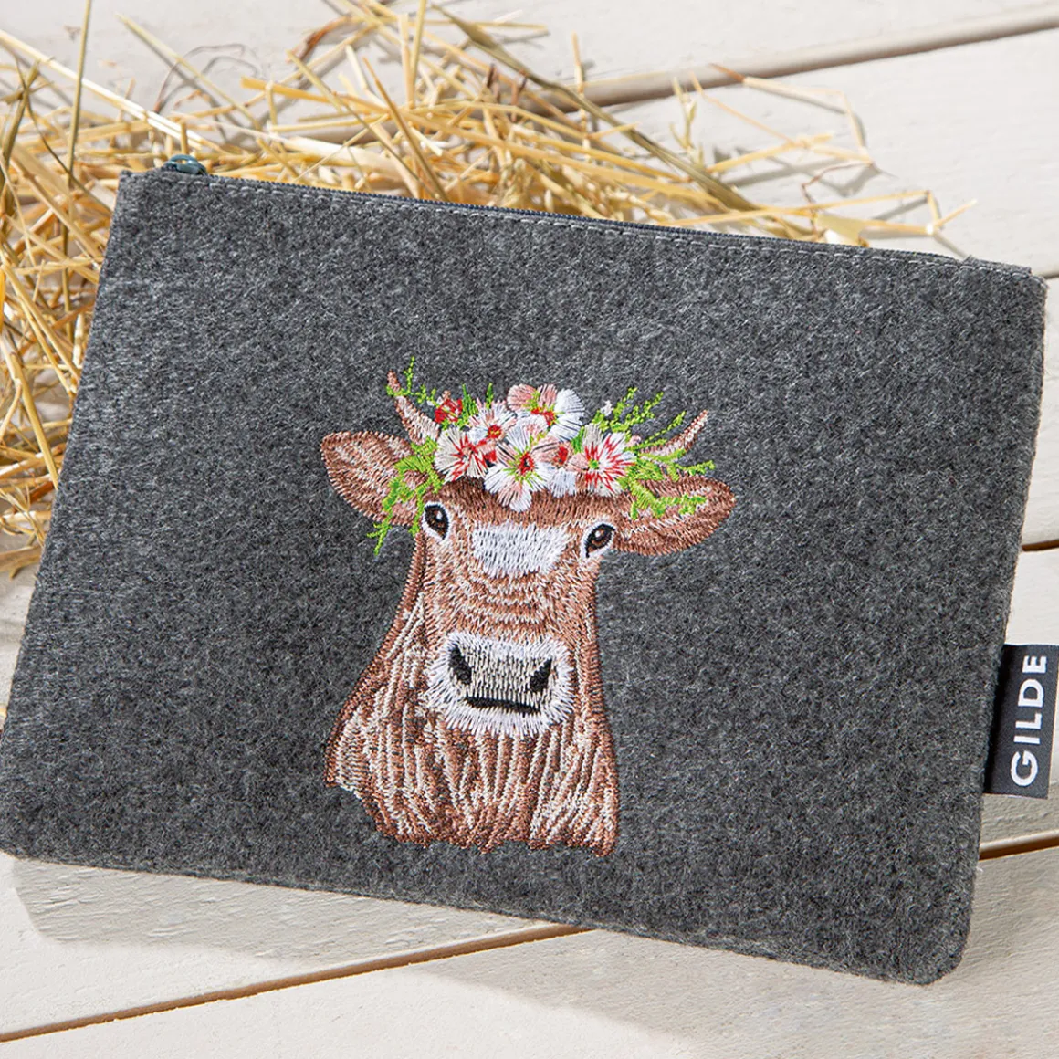 Kosmetiktasche Kuh Adelheid, Filztäschen mit Reißverschluß und Kuhmotiv bestickt, 20x15cm, Gilde