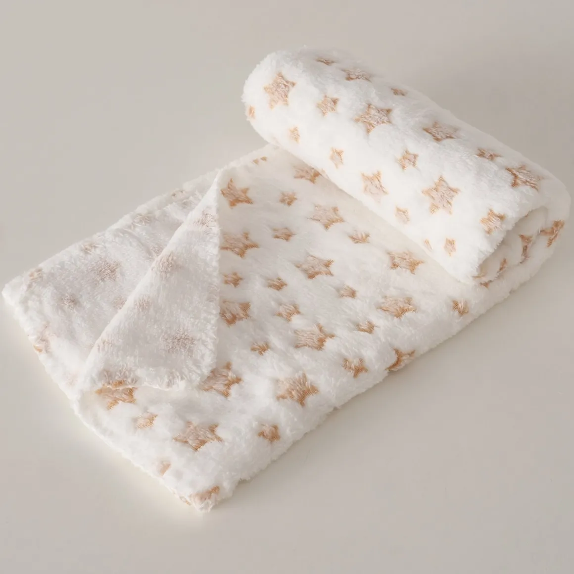 Plüsch Kissen Hund Noah, kuscheliges Hundekissen mit einsteckbarer Plüsch-Sternen-Decke, Boltze Home Collections