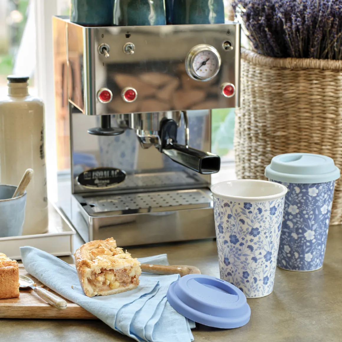 Porzellanbecher Blümchen To Go, Becher mit Deckel, blau-weißes Blumenmuster