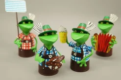 Zaunhocker Frosch Landhaus, Metallfrosch in Lederhose mit Bierkrug, 20cm